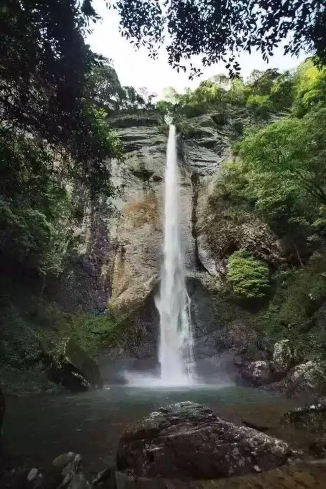 南昌东站免费充电候车椅启用!网友:好人性化的设计